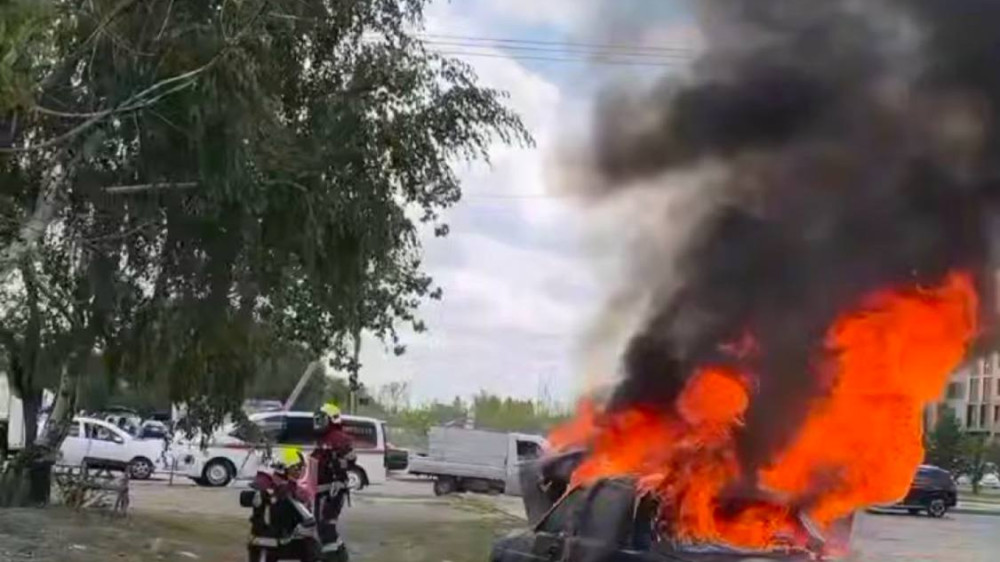 Автомобиль загорелся в Астане - видео