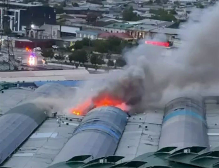В Ташкенте загорелся магазин на рынке "Урикзор". Видео