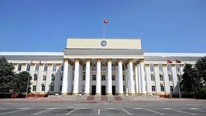 В бывшем Доме правительства в Бишкеке проводится эвакуация