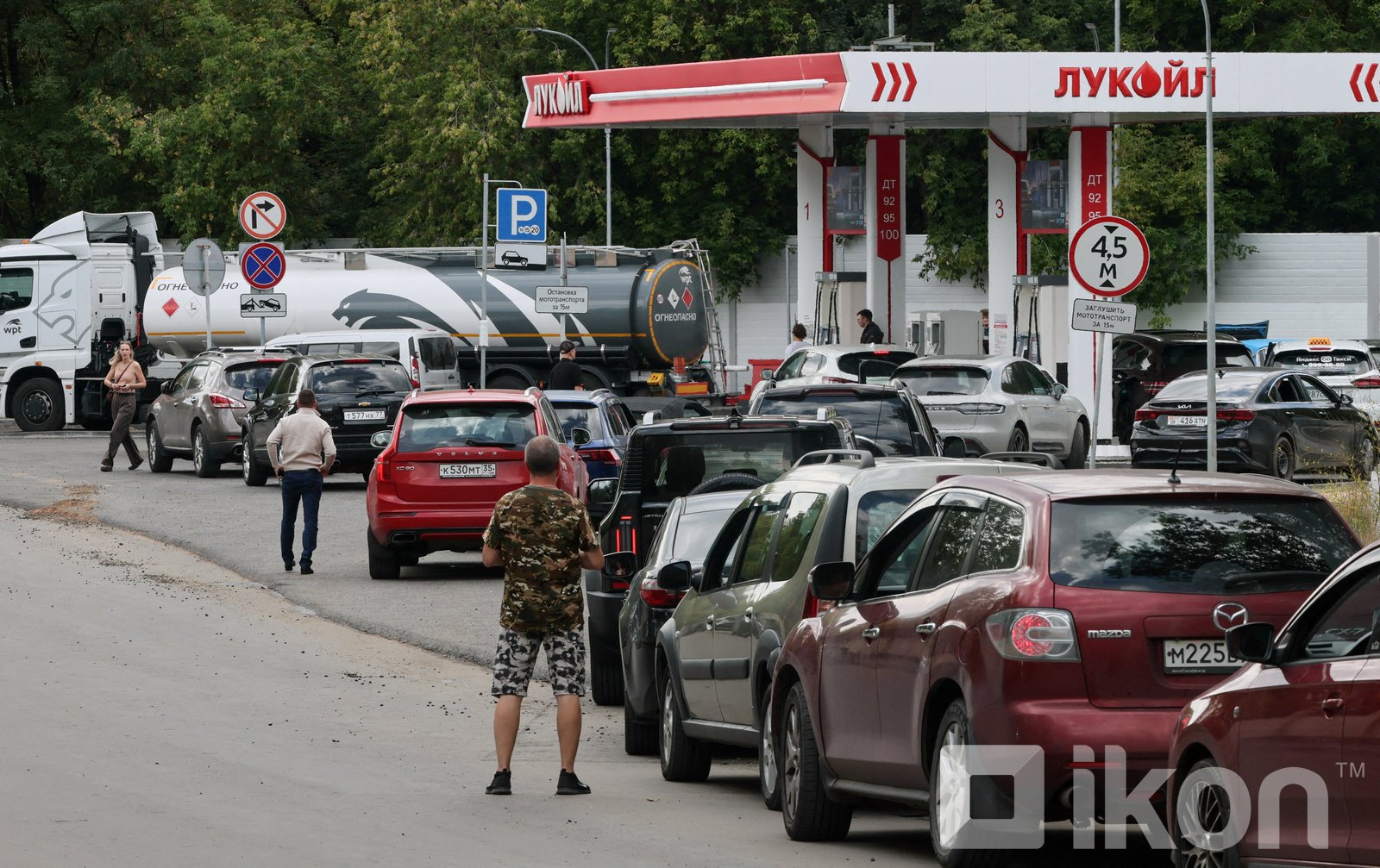 Москвад бензиний хязгаарлалт дахин сэргэснийг Оросын хэвлэлүүд хомсдолын “хоёр дахь давлагаа” гэж нэрлэжээ