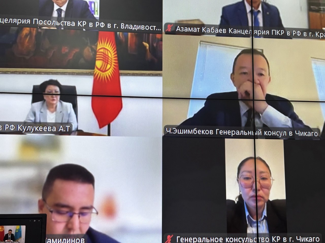 В посольстве КР разъяснили статус 99 тысяч кыргызстанцев в России