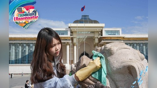 Молодёжная волна: Более 200 волонтёров отмыли главную площадь Улаанбаатара перед саммитом СОР-17. Фото