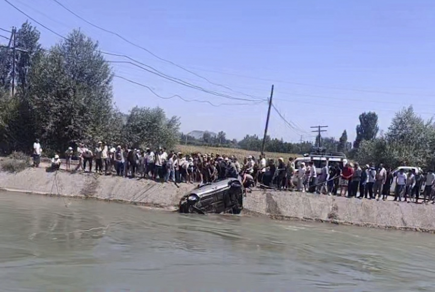 В Ошской области автомобиль упал в канал. Одного человека спасли, второй погиб