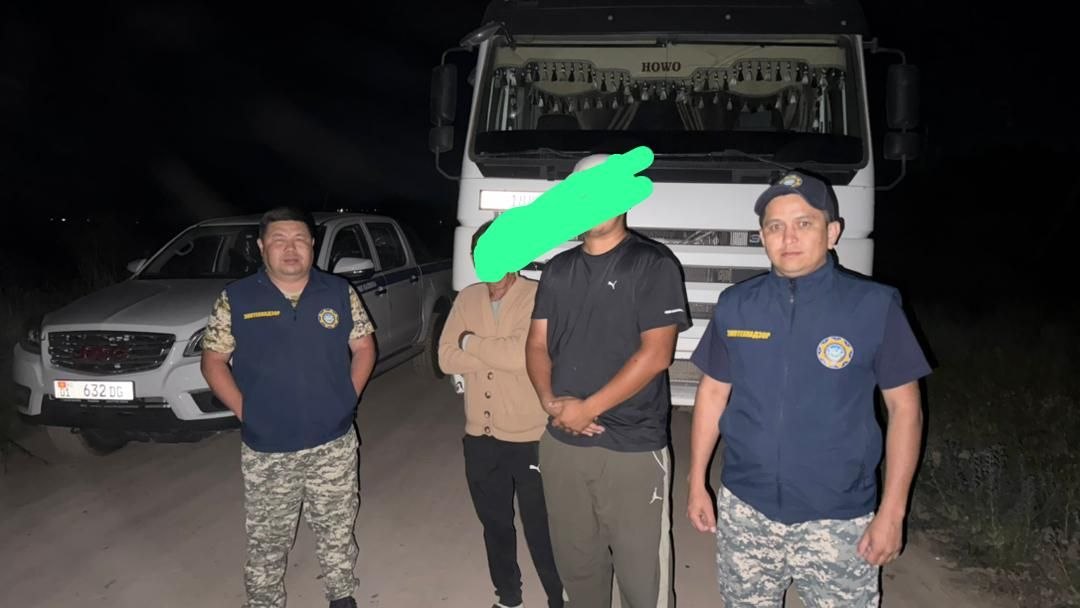 На Иссык-Куле задержали три грузовика с незаконно добытым песком
