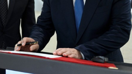 Президент Кыргызстана подписал закон о государственном протоколе
