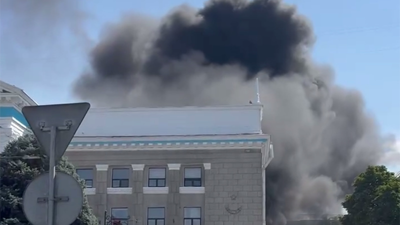 Пожар на стройке рядом с мэрией Бишкека потушили. Пострадавших нет