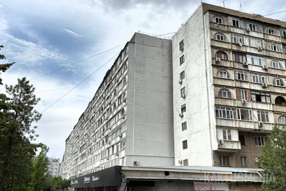 Вслед за балконами. В Бишкеке перевешивают кондиционеры на фасадах домов