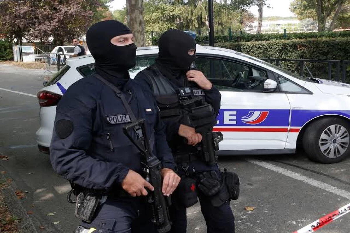 Parisdə bıçaqlı hücum olub