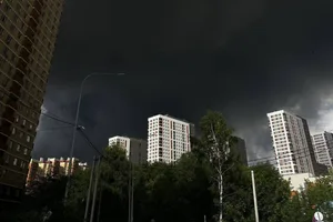Крупнейшая с начала войны атака на Москву: горит НПЗ, закрыты аэропорты...