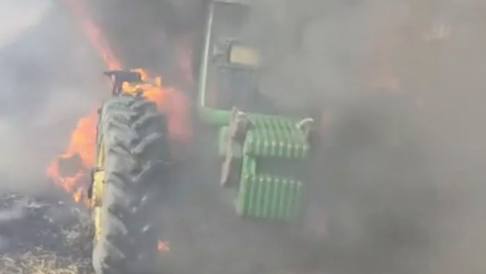 В селе Новопокровка сгорел трактор со 130 тюками сена