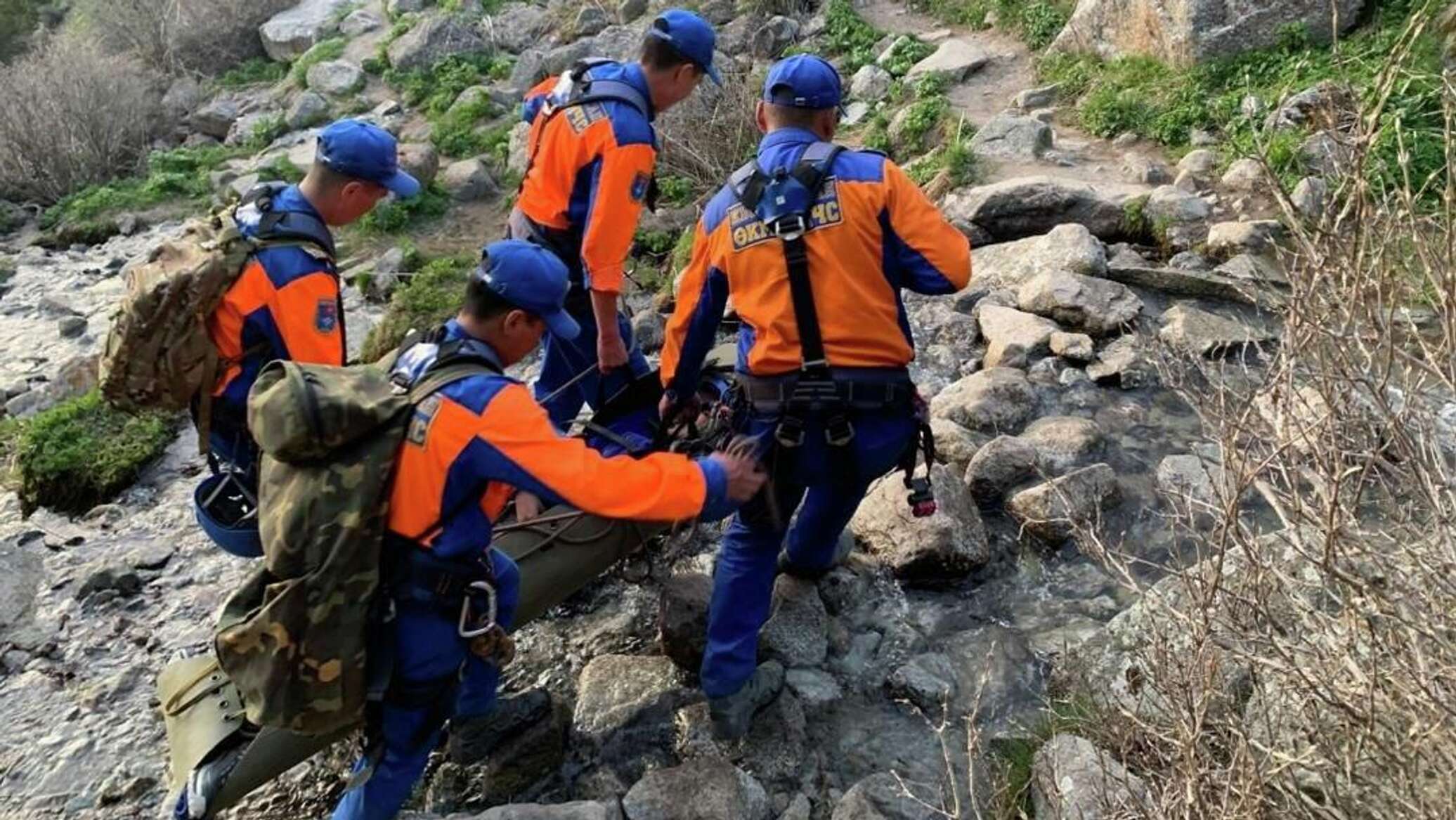 В Ала-Арче сотрудники МЧС спустили с горы туристку из Сингапура. Видео