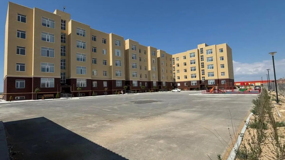 В Актау сироты и люди с инвалидностью получили квартиры в новом доме, где отсутствует водоснабжение