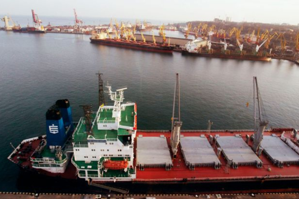 Россия атаковала судно в морском коридоре Украины