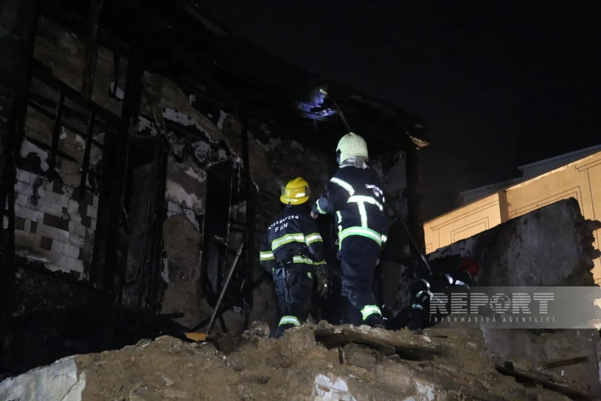В Ясамальском районе Баку произошел пожар в двухэтажном жилом доме