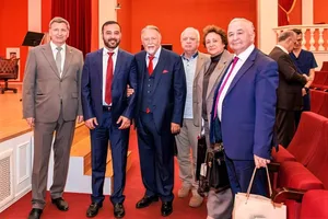 Новая высота отечественной хирургии: узбекский хирург Ойбек Омонов удостоен престижного Европейского ордена Пирогова