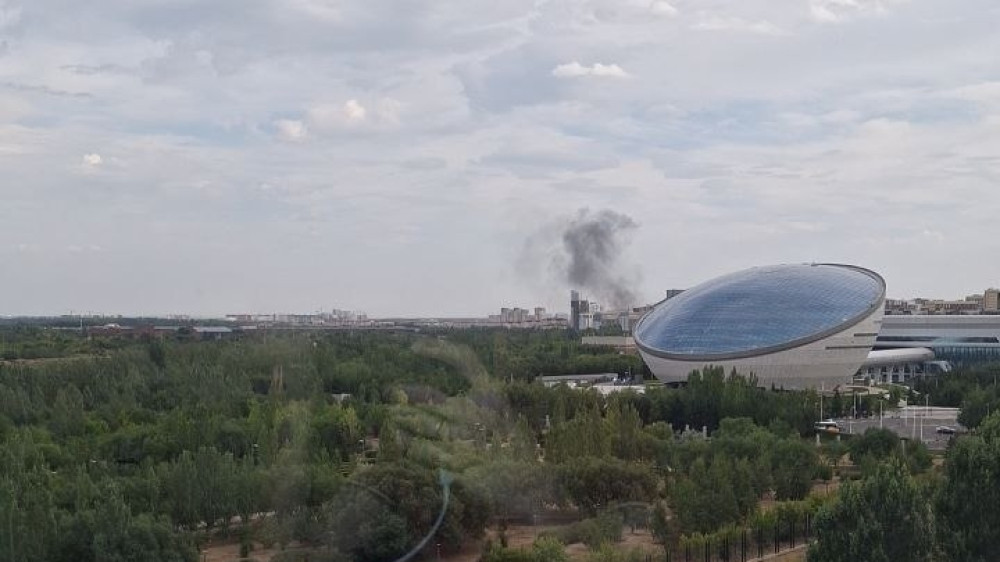 Сильный пожар заметили в одном из районов Астаны