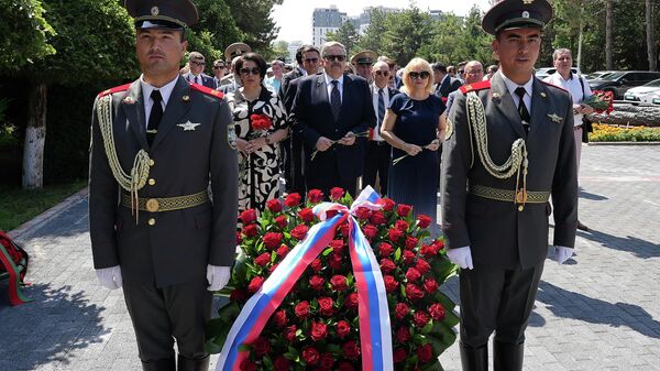 В Ташкенте возложили цветы к Вечному огню — фото