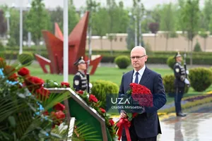 Российская делегация начала визит в Узбекистан с почтения памяти героев Второй мировой войны