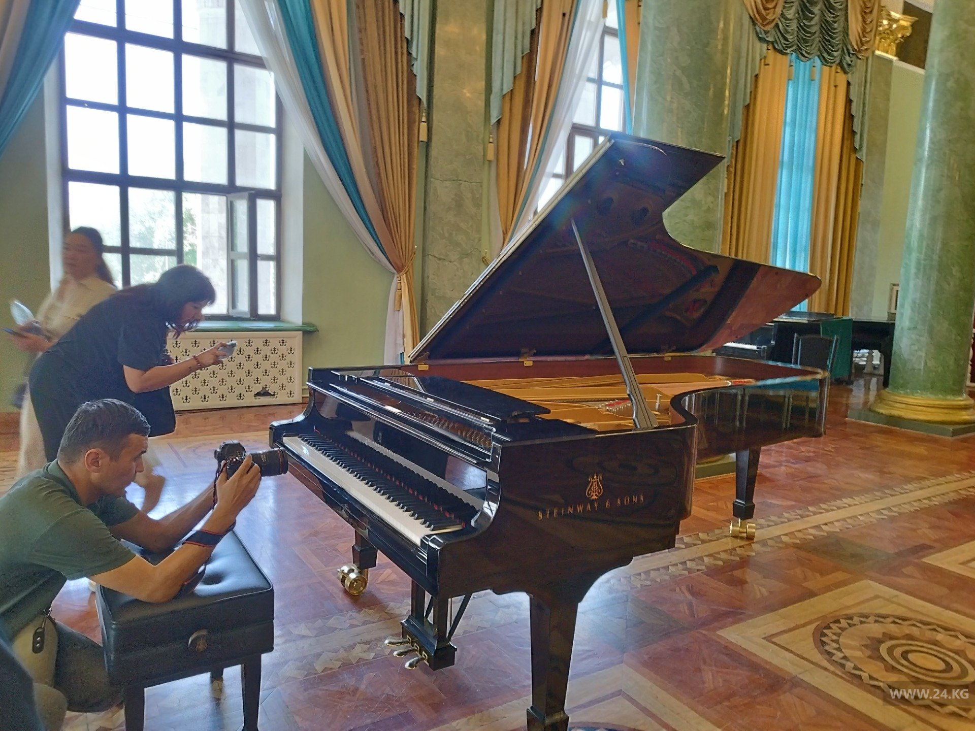 Берегут. На рояле Steinway & Sons в Театре оперы разрешают играть не всем