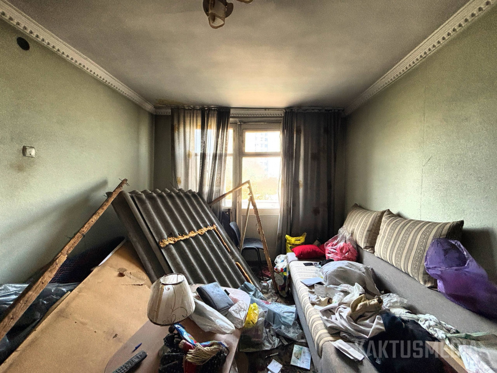 Снесли балкон и вторглись в квартиру. Бишкекчанин жалуется на муниципальные службы (видео)