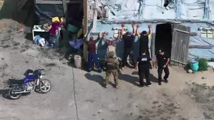 Золото в пакетах и десятки силовиков - видео масштабной спецоперации показало АФМ