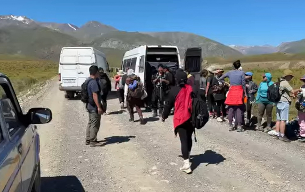 В Чаткальском районе спасатели вывели в безопасное место 36 человек (видео)