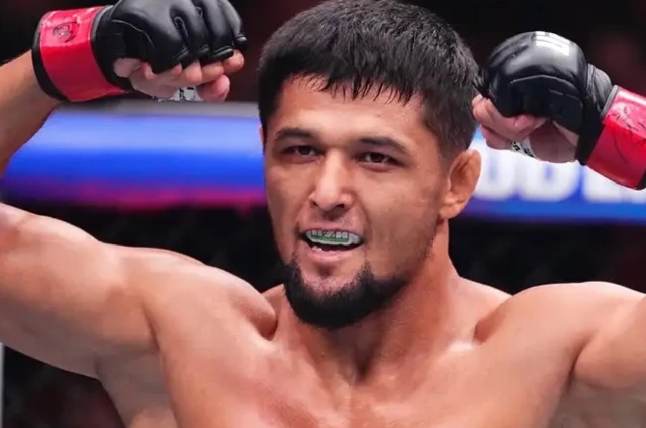 Боец UFC показал подарок после победы на турнире в Азербайджане
