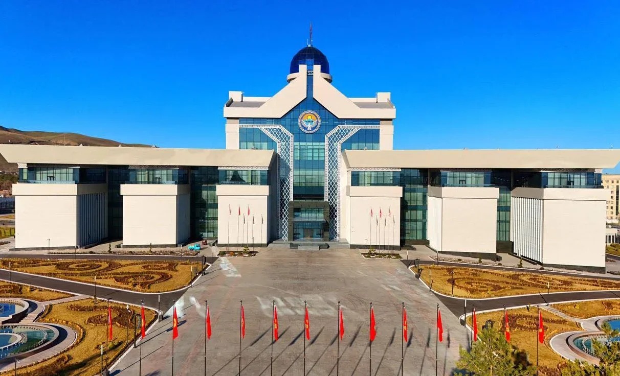 Кабмин изменит структуру мэрий Бишкека и Оша