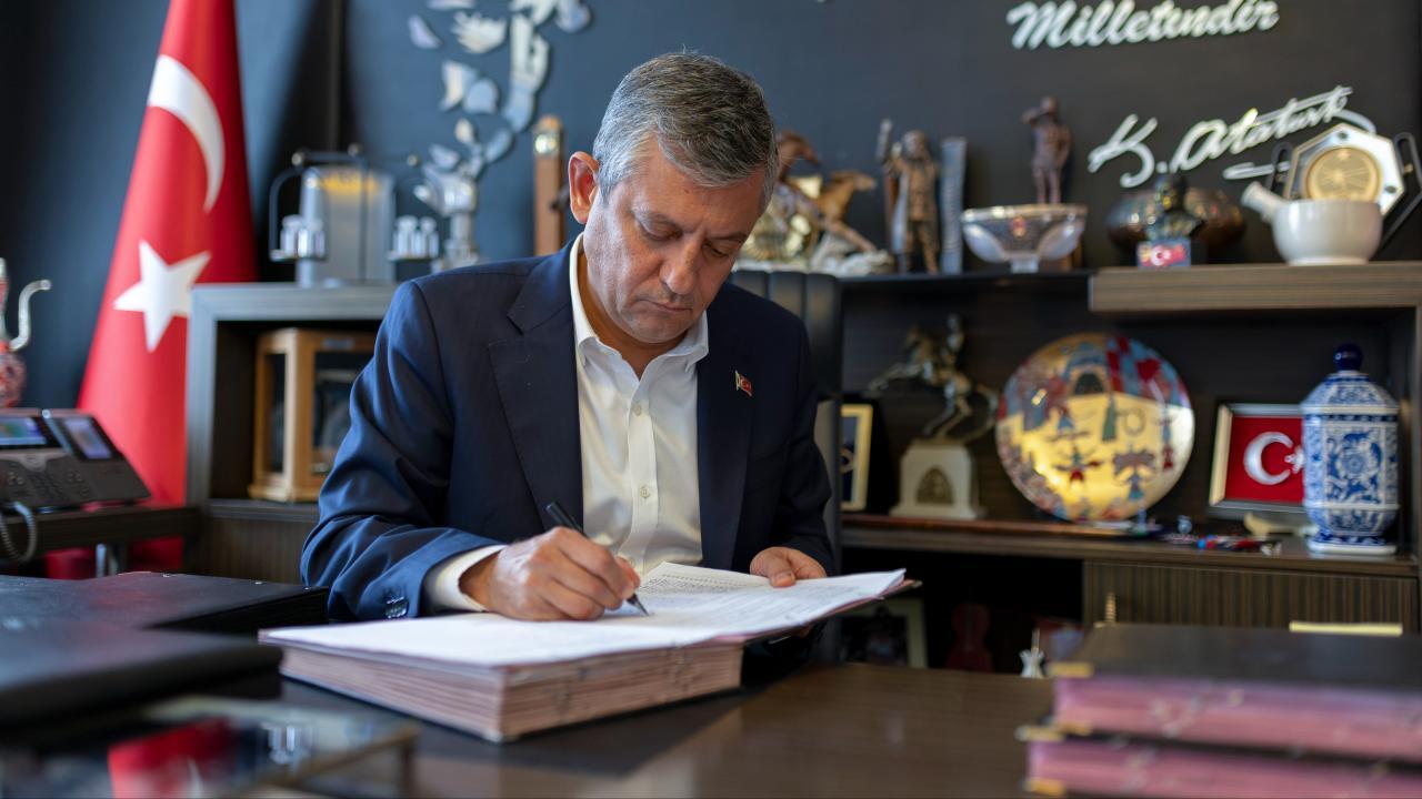 Özgür Özəl istefa verdi