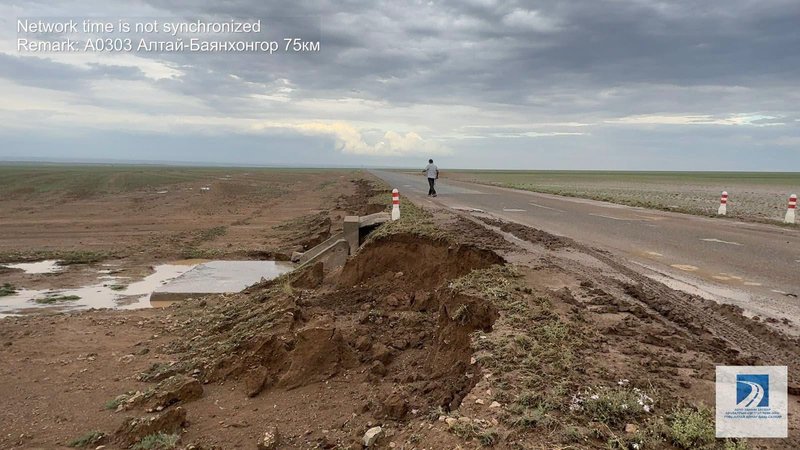 Баянхонгор-Алтай чиглэлийн 65-84 километр хооронд авто замын хөвөө эвдэрчээ