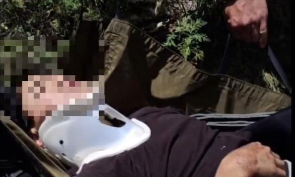 В горах Иссык-Куля подросток упал с лошади и получил травму шеи. Его спасли (видео)