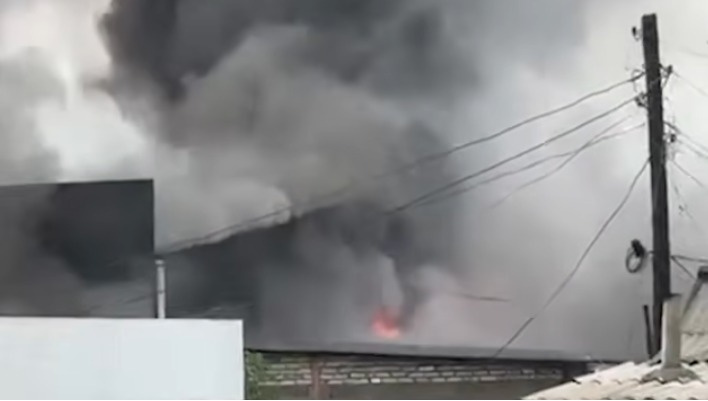 В Балыкчы загорелось здание на ул. Аманбаева (видео)