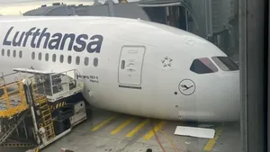 Во Франкфурте у самолета Lufthansa подломилась носовая стойка шасси (видео)