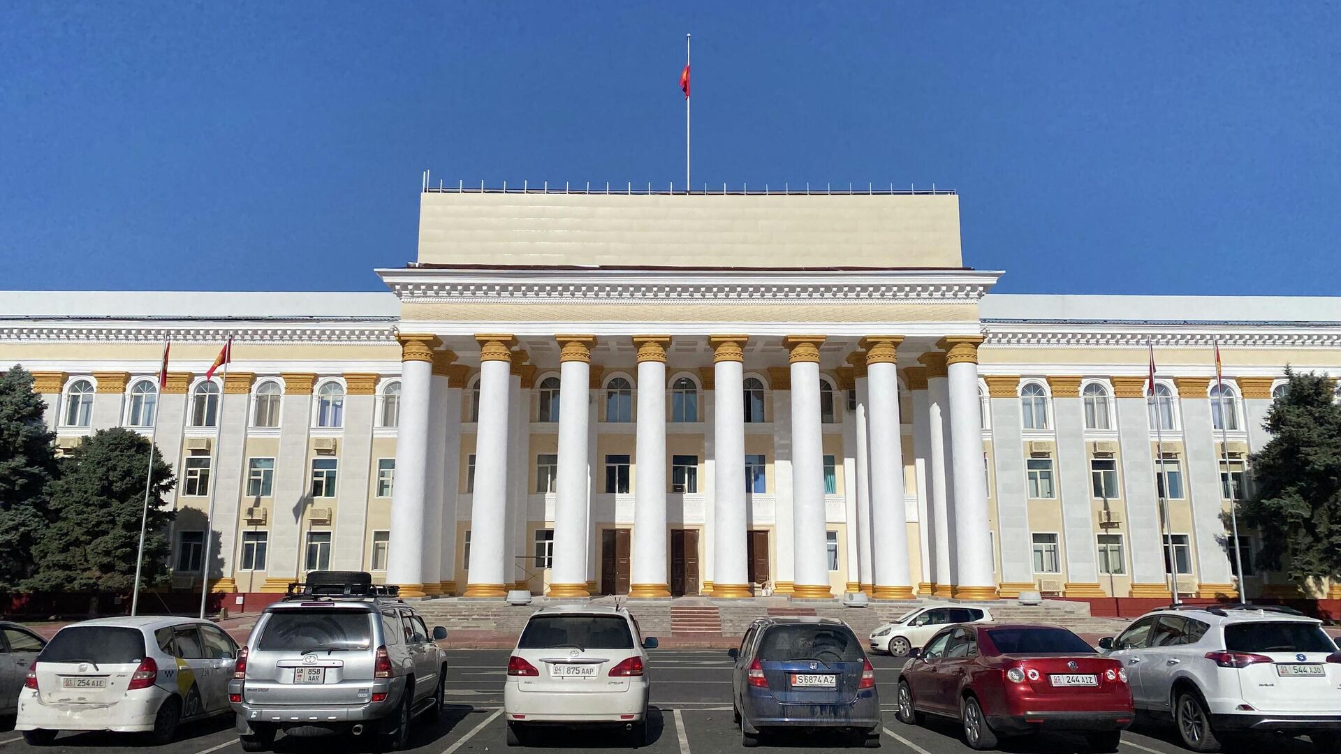 Сообщили о бомбе. Из Дома правительства эвакуировали служащих МИД и Минэкономики