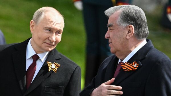 Путин поздравил Рахмона с Днем Победы