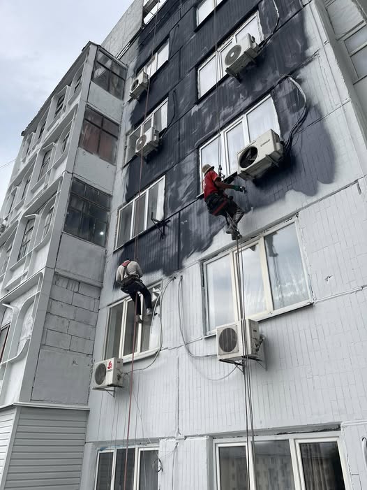 Белое — в черное. В Бишкеке фасады домов снова перекрашивают перед саммитом
