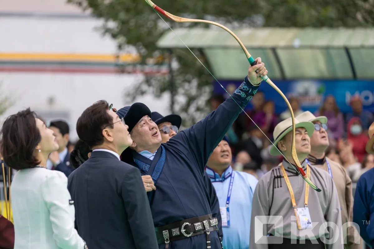 ФОТО: Монгол Улсын Ерөнхийлөгч У.Хүрэлсүх, БНСУ-ын Ерөнхийлөгч И Жэ Мён, тэргүүн хатагтай Ким Хэ Гён нар дуут сум харвалаа