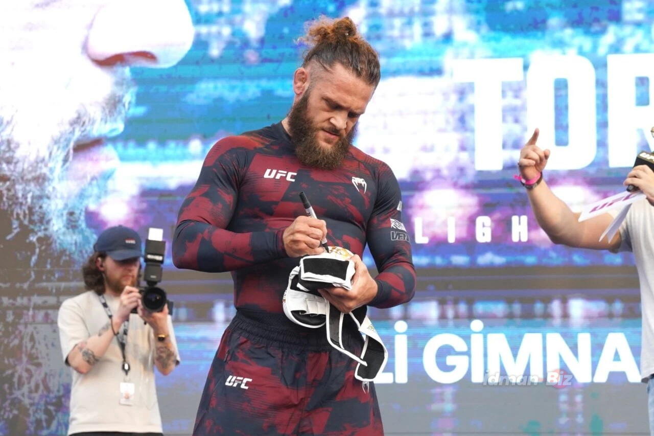 Рафаэля Физиева встретили овациями на открытой тренировке UFC в Баку