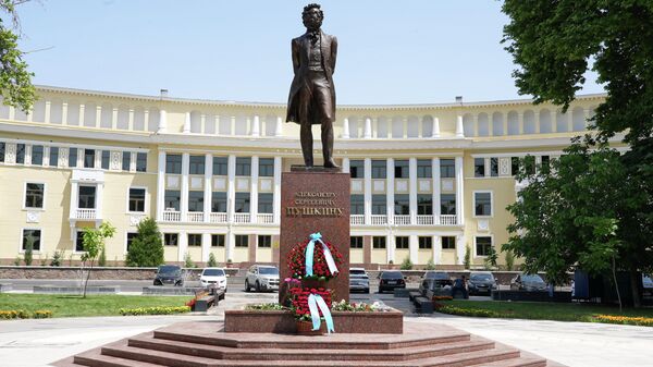 В Ташкенте возложили цветы к памятнику великого поэта Пушкина — фото