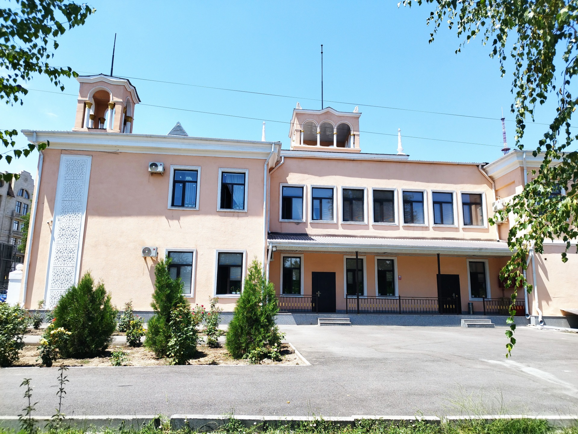 Сидели в тулупах. Глава Минкультуры о плачевном состоянии Театра кукол в Бишкеке