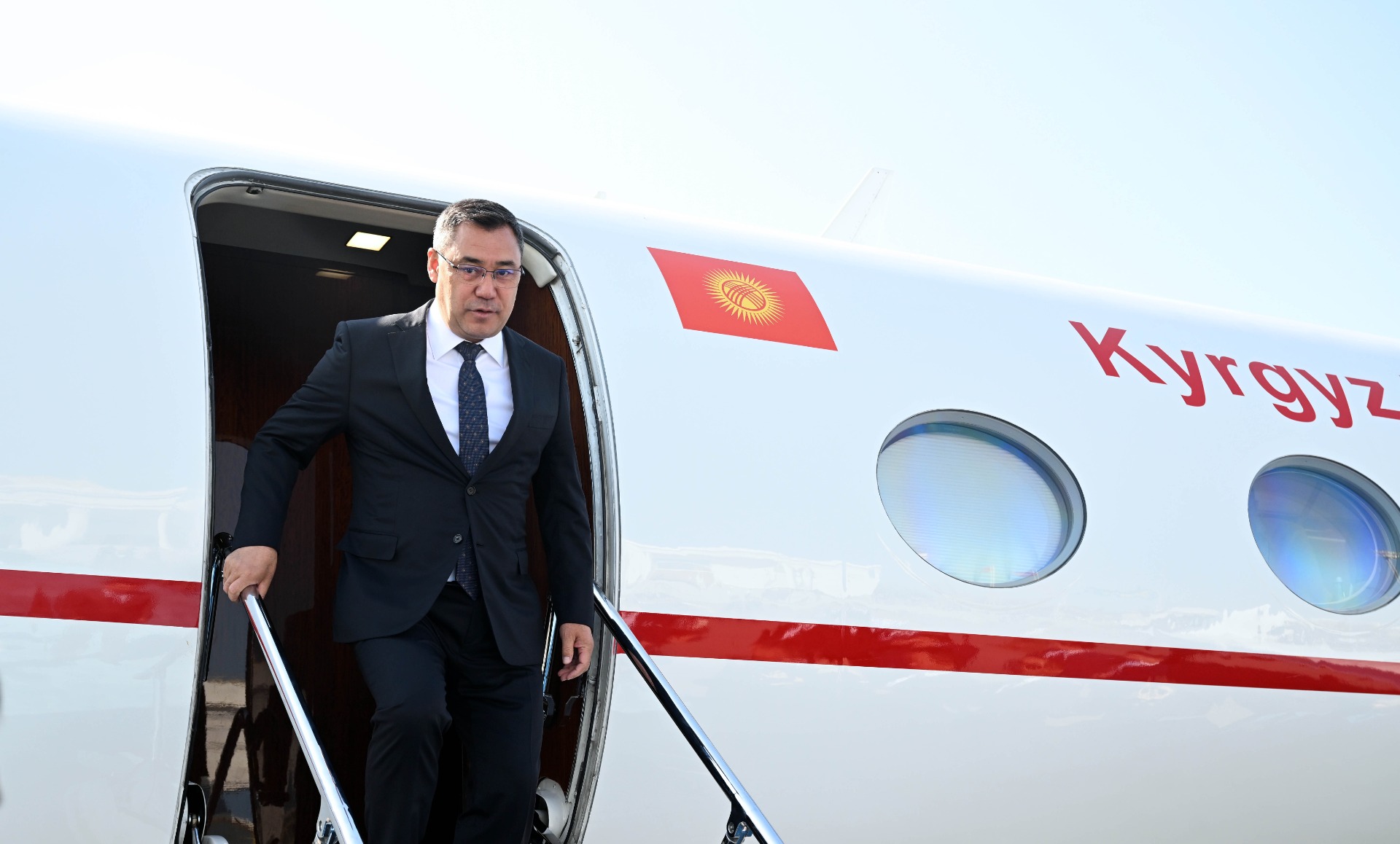 Новый закон запретил первым лицам одновременно покидать Кыргызстан