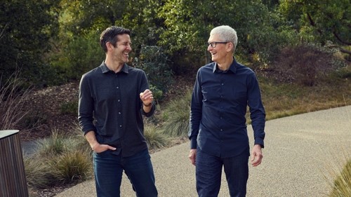 Тим Кук Apple-ийн гүйцэтгэх захирлын албан тушаалаа орхиж, түүнийг Жон Тернус солино