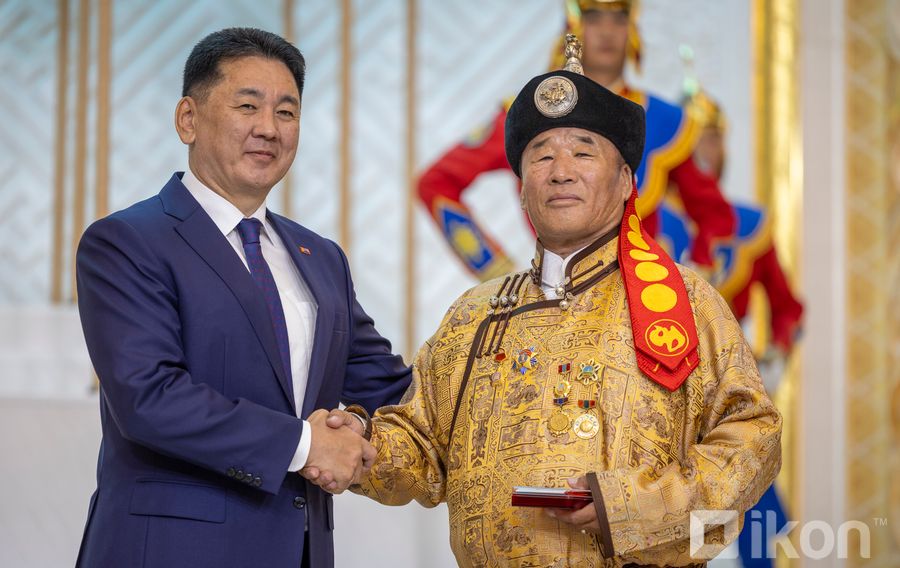 ФОТО: Хөдөлмөр зүтгэлээ үнэлүүлж, төрийн дээд цол, одон медаль хүртсэн ЭРХМҮҮД