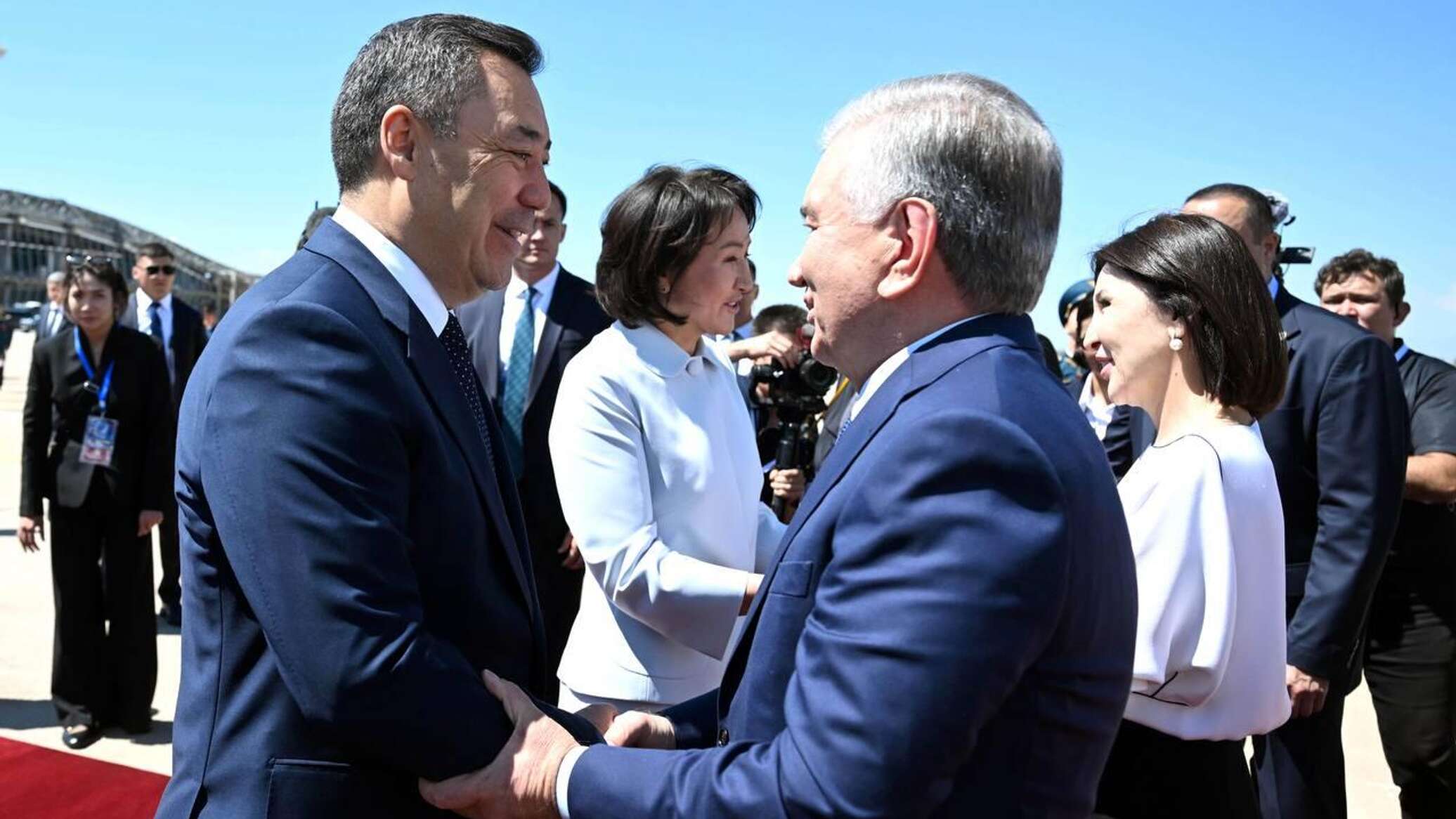 Президент Узбекистана прибыл с госвизитом в Кыргызстан — видео встречи