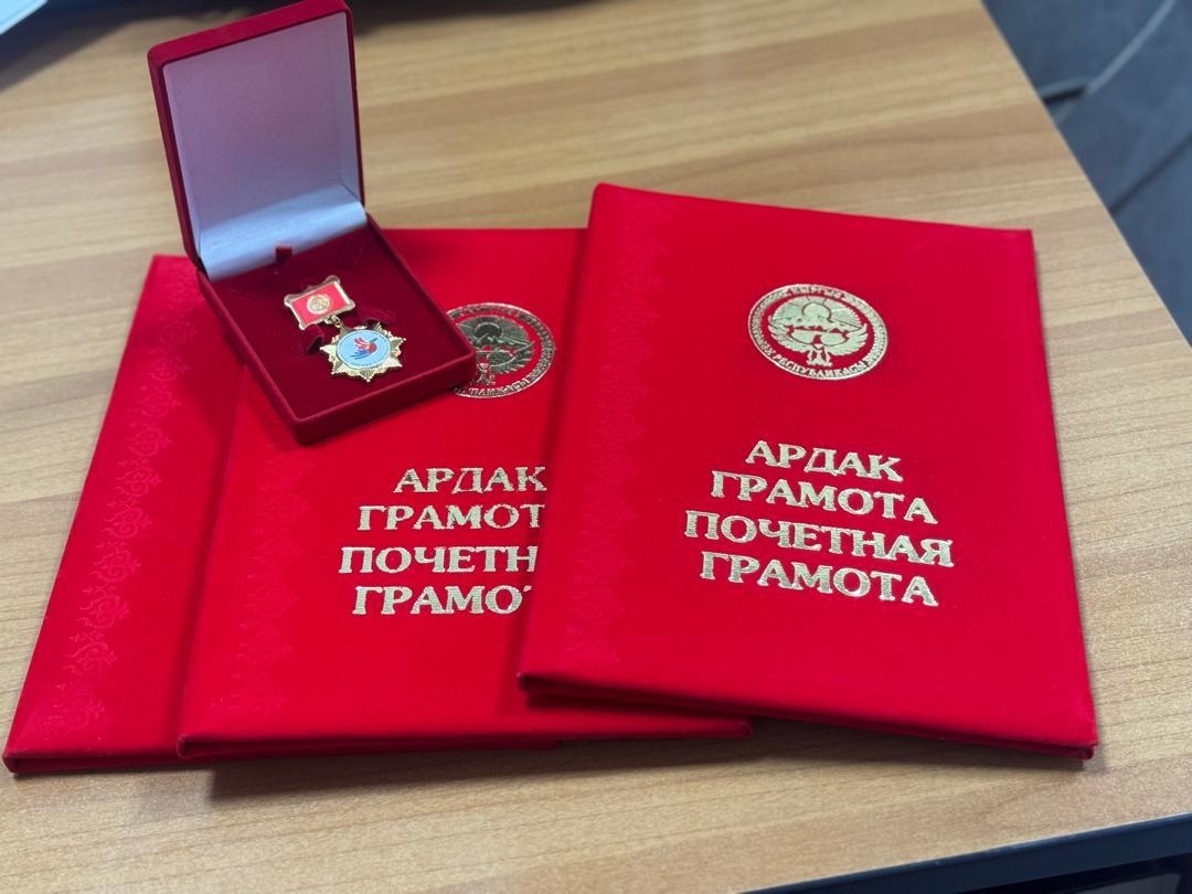 Садыр Жапаров наградил сотрудников МВД за раскрытие резонансных преступлений