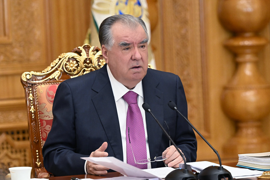 Президент Таджикистана поручил за неделю подготовить меры по стабилизации рынка цемента